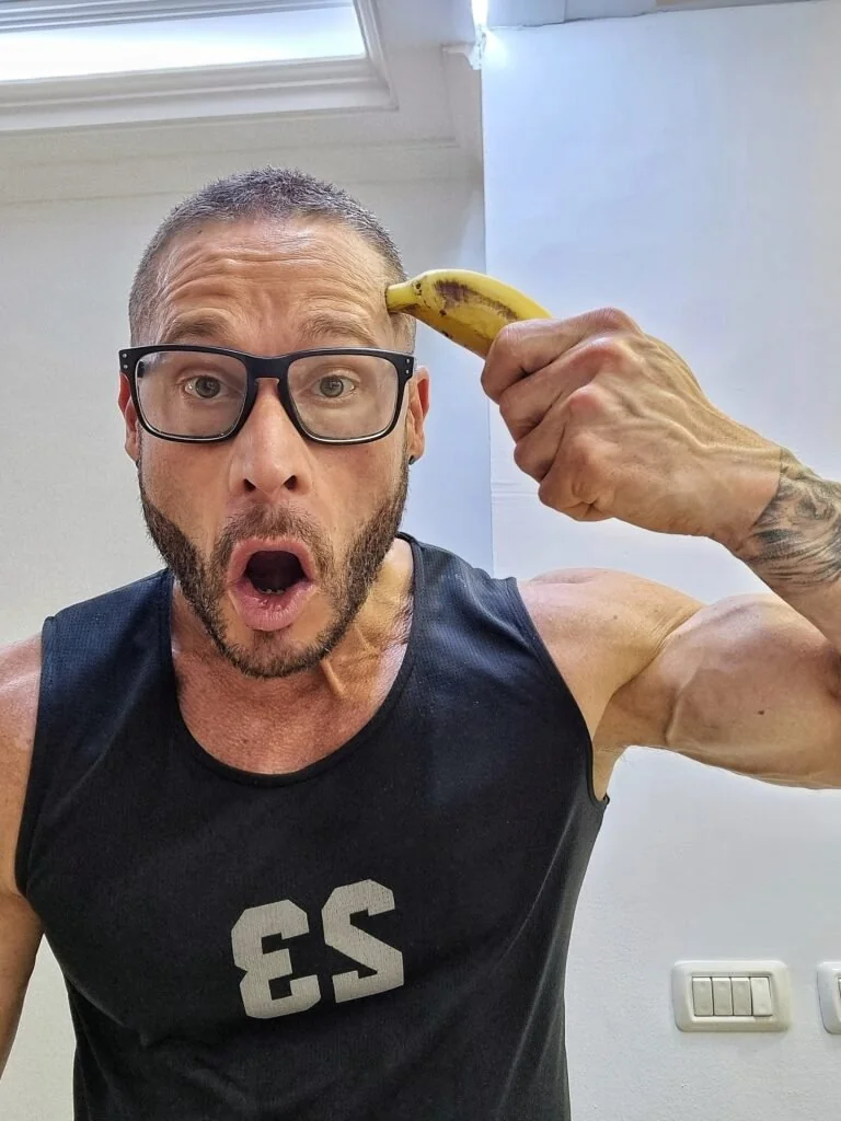 Fran Susín sharing a playful moment with a banana while discussing nutrition